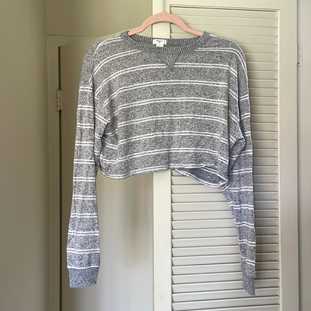 Cropped Gray Top